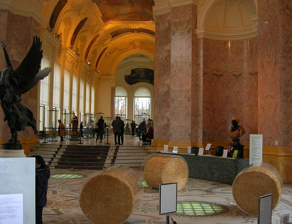 Strobalen in het Petit Palais